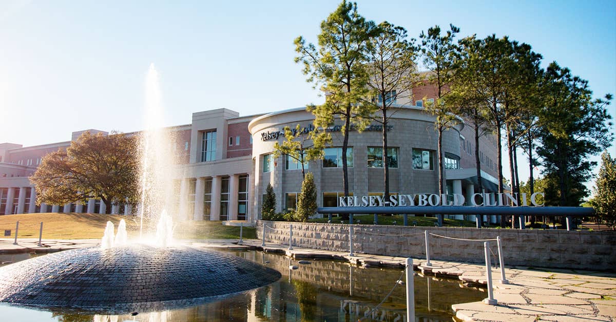 kelsey-seybold-clinicmaincampus Fountain with manin campus of Kelsey-Seybold clinic